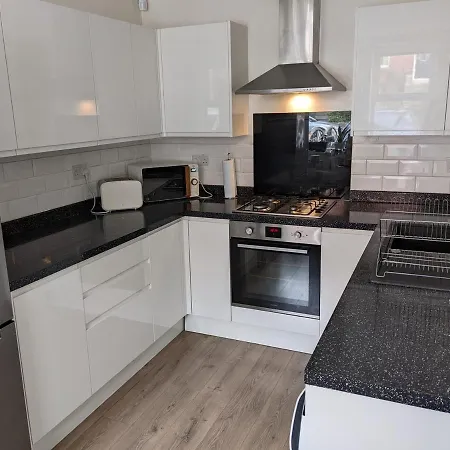 Beautiful And Spacious 4 Bedroom Armley Leeds *