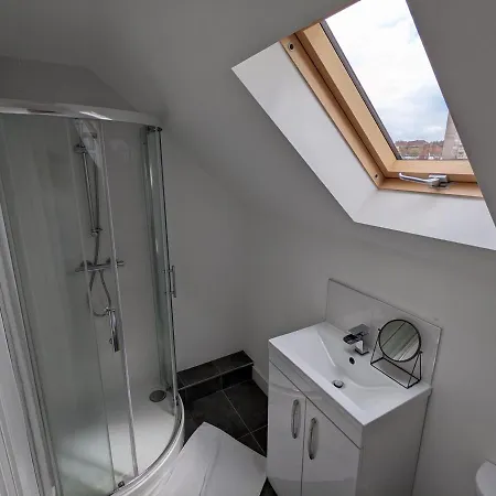 Beautiful And Spacious 4 Bedroom Armley Leeds Apartment *