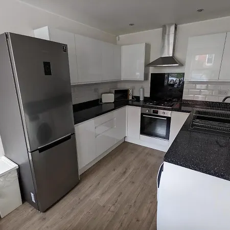 Beautiful And Spacious 4 Bedroom Armley Leeds
